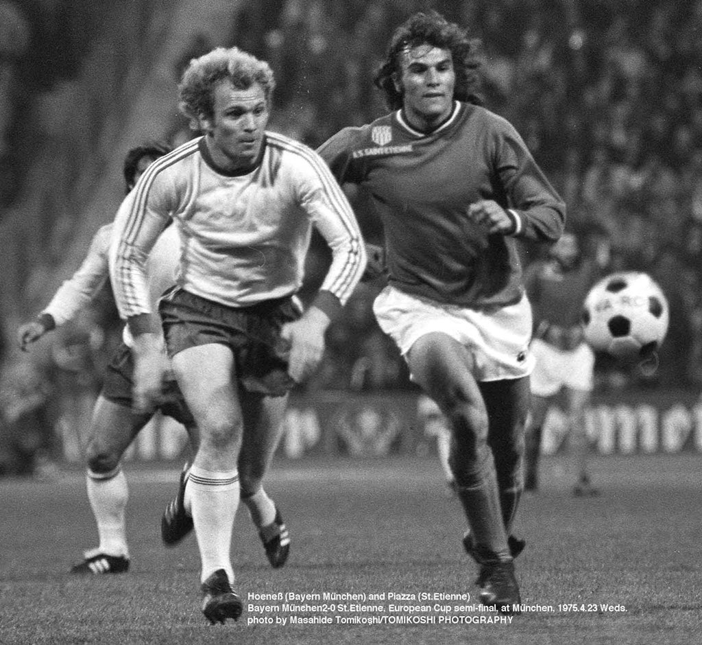 OldFootball11's tweet photo. #UliHoeneß and #OswaldoPiazza in the match between #FCBayern and #SaintEtienne, European Cup semi-final 1974/75.
📷 Masahide Tomikoshi https://t.co/TnAONfY4mb