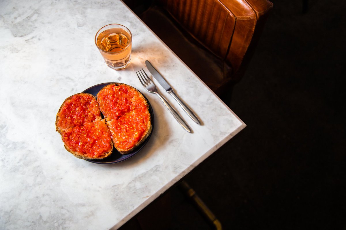 Okay, who ordered the pure Spanish sunshine on toast? (AKA pan con tomate) 🥖🍅☀️🇪🇸