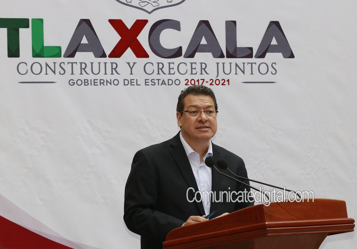 comunicatedigit's tweet photo. El gobernador de Tlaxcala @MarcoAMena hizo entrega a estudiantes que se encuentran en el extranjero de un estímulo económico del programa "Beca Gobernador" @CVillanueva70 @GobTlaxcala @josemiguelb7 @manuelcamacho1 https://t.co/kHIxfjLvVs