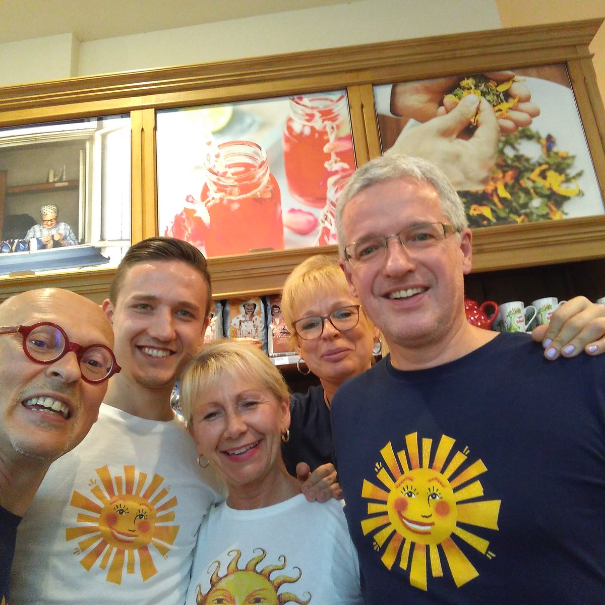 JohannesGutmann's tweet photo. #Halleluja, seit 10 Jahren lassen wir in #StPölten mit #Familie #Gradwohl die #Sonne nicht mehr untergehen :) danke euch von Herzen :):):) https://t.co/8Px6kQfZ24