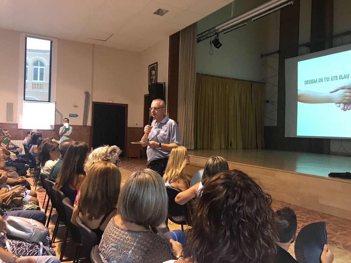 SalesiansMAT's tweet photo. Primera reunió de pares del curs 1819 amb un lema potent:  #CreiemEnTu #EtsClau Després de la benvinguda a la sala d’actes, les famílies ja són amb els tutors i tutores. Bon curs a tothom! https://t.co/v2Z7sd0TCl