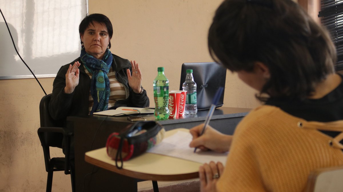 SocialesUNLZ's tweet photo. La catedrática española Sandra Boni presentó hoy la #RedMultibien junto a la investigadora y docente Graciela Tonón. El objetivo es analizar las formas de interacción entre la Universidad y la Sociedad civil para contribuir en la calidad de vida y bienestar de las personas. https://t.co/rPFi1k7ysE