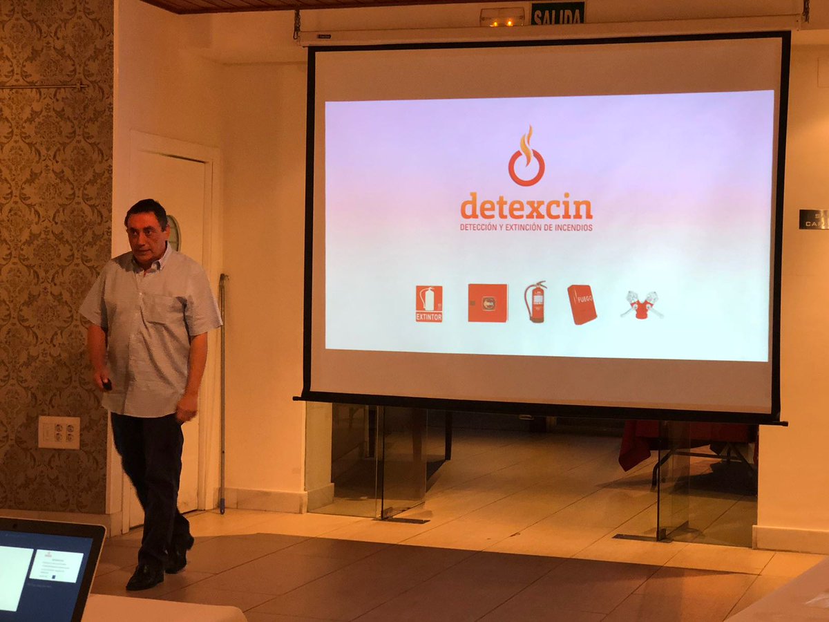 BNIexitoMalaga's tweet photo. Clase magistral de medidas contra #incendios y #alarmas detectoras!! Alfonso Almodóvar de @Detexcin podría apagar el #Infierno y aún le quedarían #extintores!!  #MeSientoSeguro #Malaga #empresas #Seguridad #Mantenimiento #24h https://t.co/02z1L5ig6K