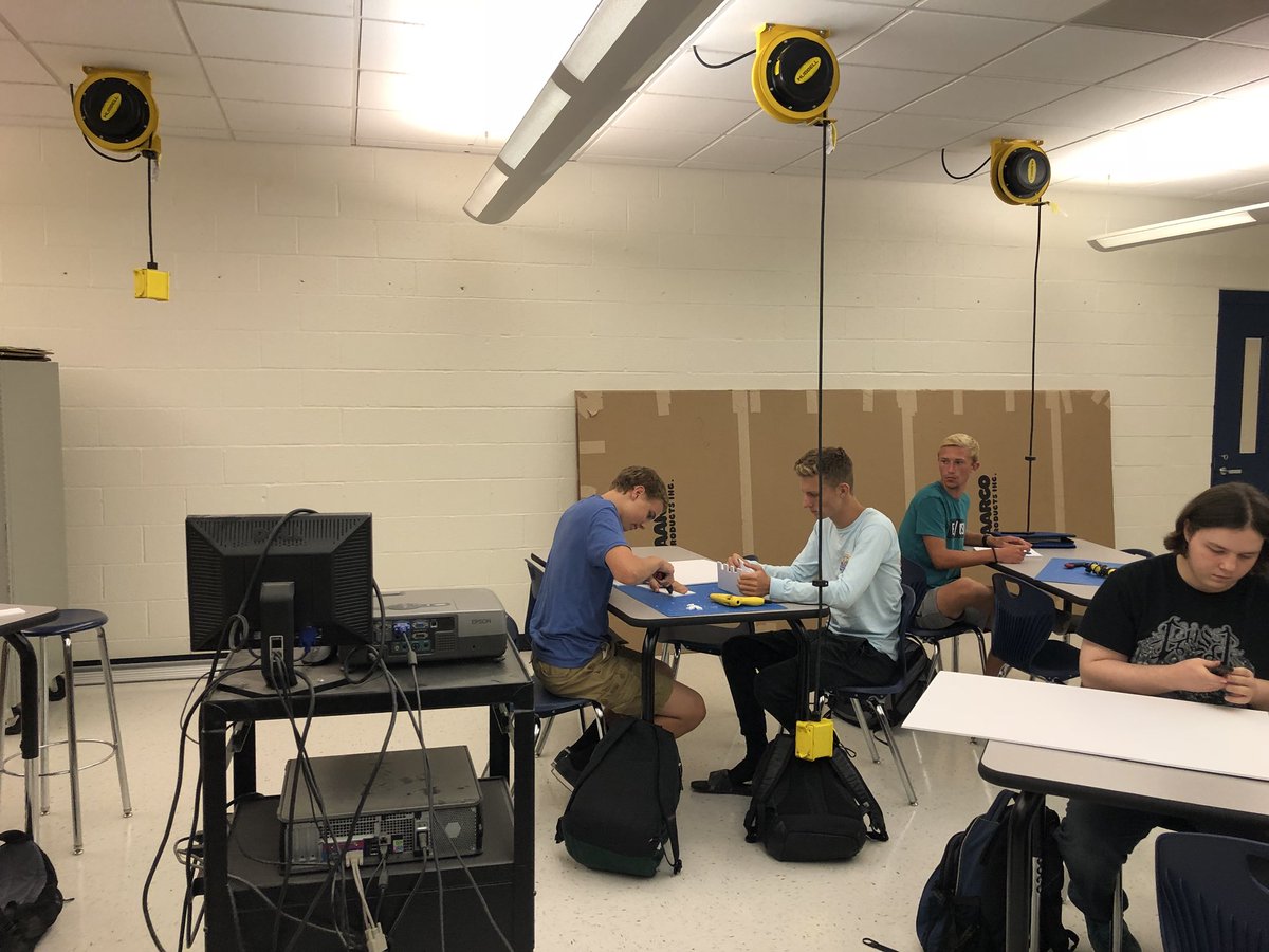 cmhsteched's tweet photo. Architecture 2 class Getting after it with some abstract design challenges in #maisner class https://t.co/M7iSTOR4tq