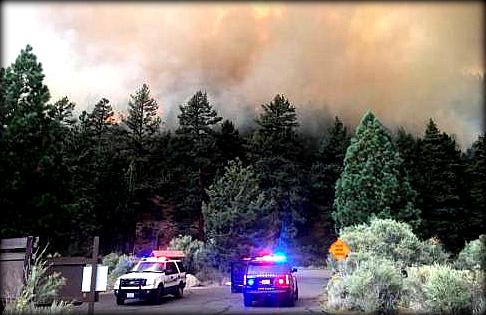 GeneralGCuster's tweet image. #BreakingNews! The 3,000 acre  #BootFire In The Sierra Nevada has forced the closure of Hwy 395, between Walker. Ca. and Bridgeport, Ca. From @carsonnow #RoadTrip #Hwy395 #Bridgeport #Walker #Mono #Inyo #Bishop carsonnow.org/story/09/04/20… (Mono Sheriff Photo)