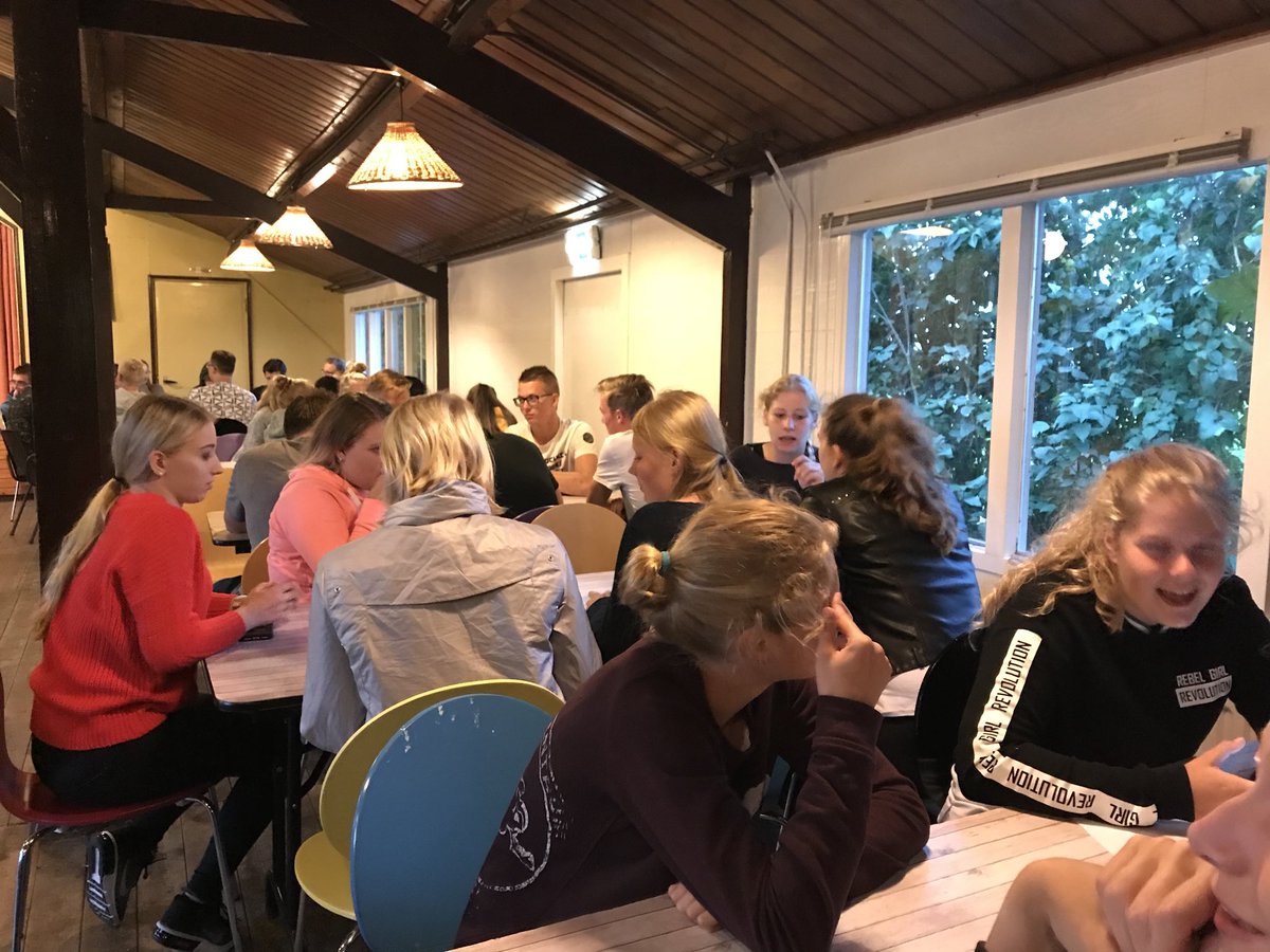 AVDmeer59's tweet photo. De opleiding laboratoriumtechniek  @NP_lab_proces @Noorderpoort druk met introductieprogramma van de nieuwe studenten. Alles in het teken van #elkaarlerenkennen en #sport onder begeleiding van de collega’s van @Noordersport Nu de #pubquiz https://t.co/qEvgjvQ8yo