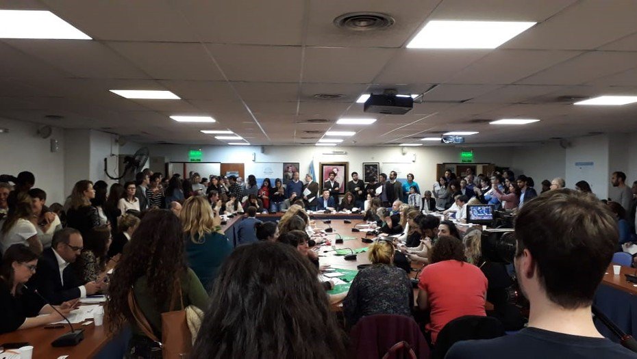 Presentamos la Ley de Emergencia en Adicciones. Esta ley es producto de la experiencia que las organizaciones sociales nucleadas en CTEP, CCC y Barrios de Pie que vienen desde hace años desarrollando una lucha contra el consumo problemático de sustancias en los barrios