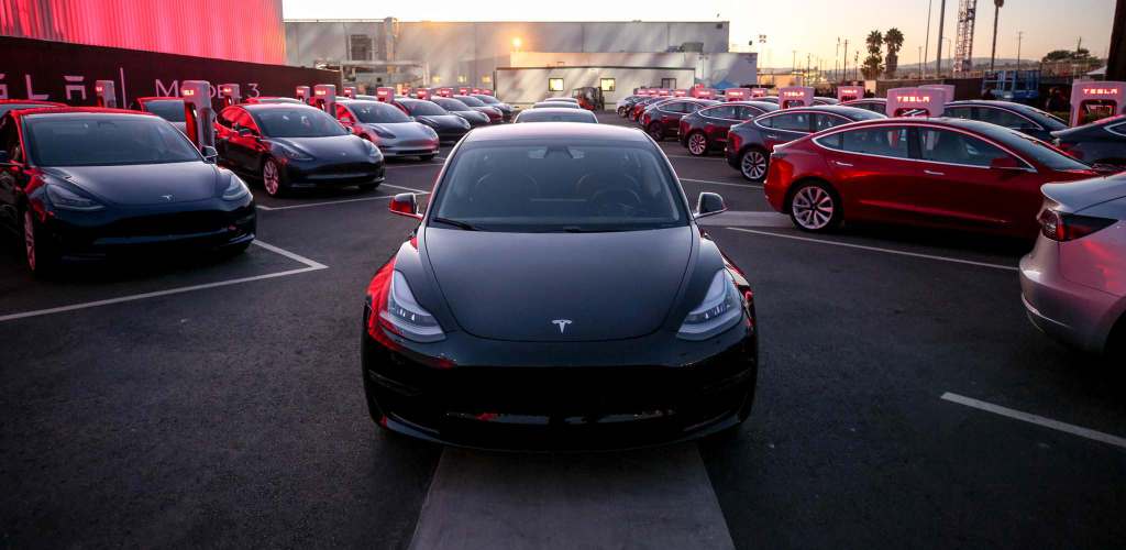 's tweet image. Tesla's growing pains are starting to be felt by Model 3 buyers as delivery delays pile up | by @fredlambert electrek.co/2018/09/05/tes…