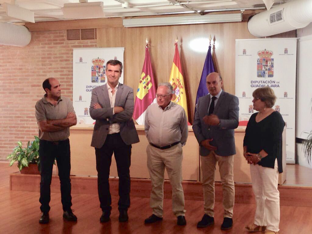 GuadalajaraAyto's tweet photo. 📸 El alcalde, @AntonioRomanJ, ha asistido a la inauguración de la Exposición Fotográfica “#Guadalajara 2000. Historia de un periódico”,organizada por @dipuguadalajara e inaugurada por su Presidente @jmlatre 

👉 Abierta en Sala Multiusos del Centro San José hasta el 7 de octubre https://t.co/Q89RrdcWua