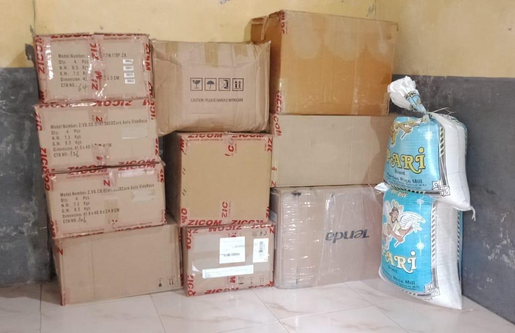 BJPforThane's tweet photo. #Relief_materials 4 Kerala collected by #ShivGarjanaPratisthan &amp; #BJYMThaneAmitSingh  
which delivered to
#The_Bombay_Keraleeya _Samaj will despatched to #Kerala.
Releif materials include 
Rice grains,lungis,sanitory napkins,biscuits,stationeries, candles etc..
@BJP4Maharashtra https://t.co/oElV8xXTYh
