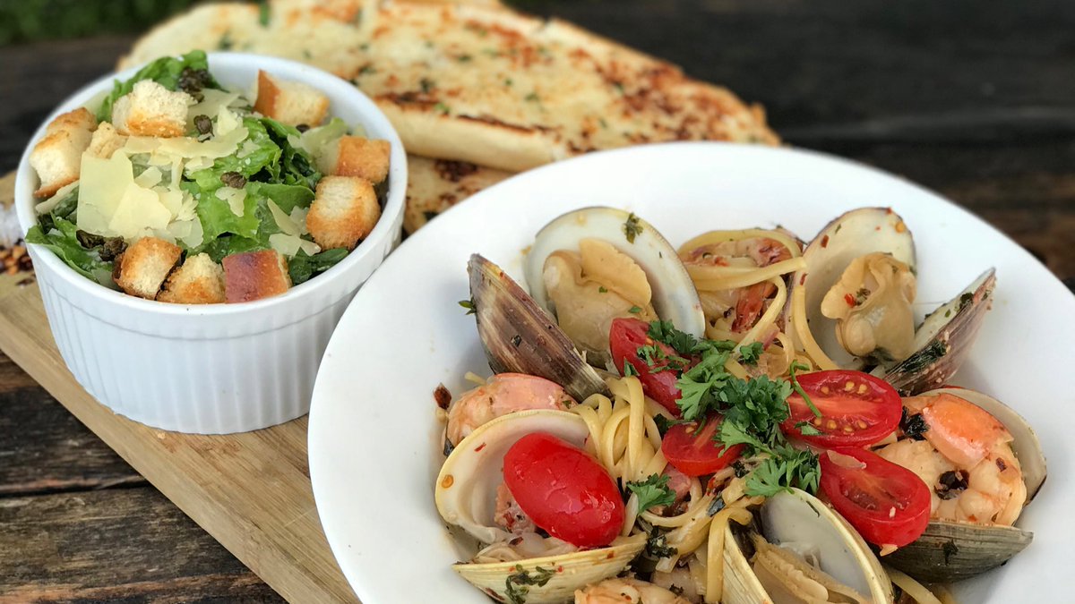 Farmers Market Special 🌱 Linguine Del Mare pasta, fresh clams, shrimp, pancetta, white wine, onions, tomatoes, garlic bread, Caesar salad🌱 $16.99 with your choice of house wine or draft beer!
