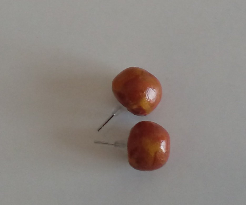 Ohrringe „puntos marrones“ Ohrschmuck Die Farbgebung der Ohrringe sind einzigartig – gold und brauntöne, die durch ihre spezielle Mischung wie Holzmaserung wirken. Die minimalistischen Ohrstecker sind handgedreht , sie wirken sehr schön. shop.unikateorbit.com/product/ohrrin…