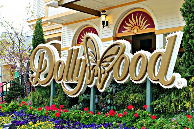 AlyssaLynnMusic's tweet photo. I so excited to go to Dollywood this weekend. 😆 Who likes theme parks??  #dollywood #josieawards #themepark #smiLynn https://t.co/GX2GSpgma6