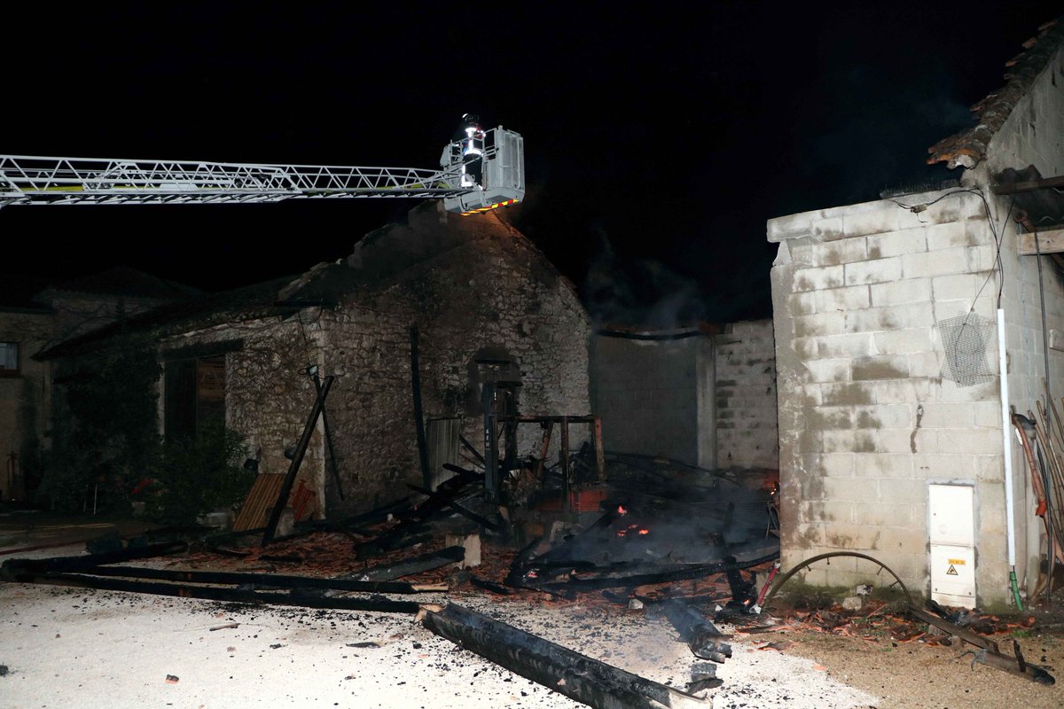 PompiersDuLot's tweet photo. #Intervention des @pompiersdulot pour #Feu de #Bâtiment #Agricole le 4-9 à #Caillac. Pas de victime - 4 lances en action.
https://t.co/TxuXv14SX4 https://t.co/wEhQ34t12e