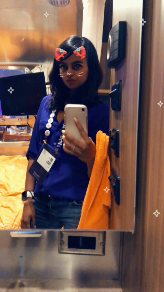 srcorley's tweet image. Airstream selfie. This is now a thing. #HubSpotScavengerHunt #HubSpotLove #INBOUND18