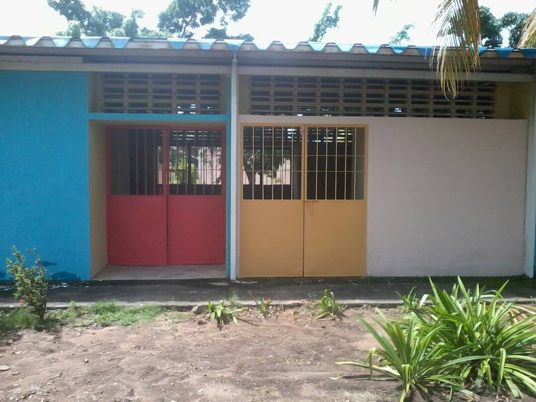 CircuitoE5Heres's tweet photo. 👉🏽Así se observa en estos momentos la fachada del Nuevo Espacio del Simoncito Comunitario de la U.E.I.B Carmen Luna Lezama Gracias al Esfuerzos de Padres y Representantes Comprometidos. @sheieduc @SaIaBolivar @MPPEDUCACION @Barbaradfu @PrensaSenifa https://t.co/jLLqiKHnMW