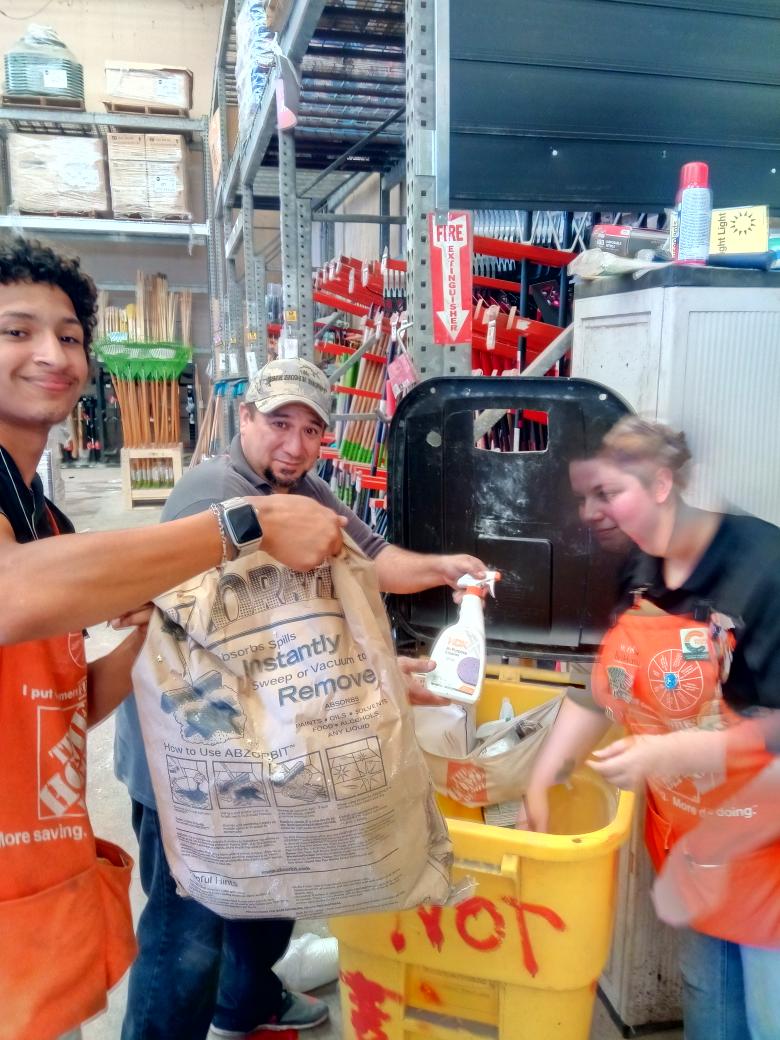 Arelon Trahan (@arelont) on Twitter photo 0501 In focus in action teaching associate how to fill spill kit . 0501 In focus in action teaching associate how to fill spill kit .