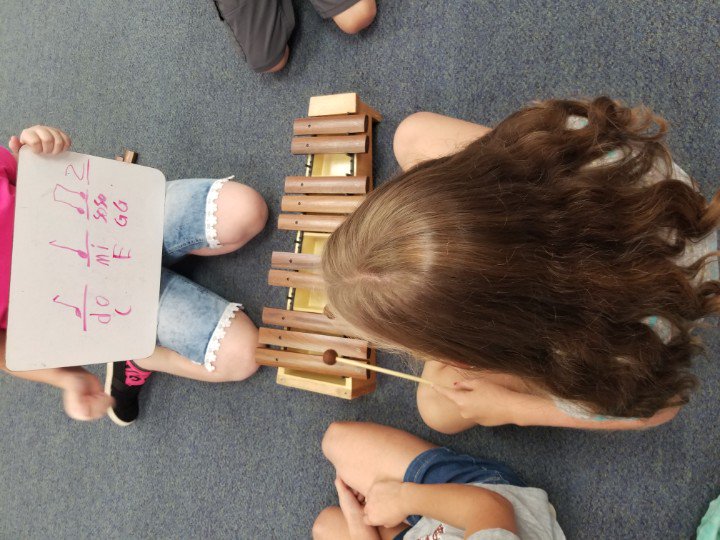 TrebleTracey's tweet photo. So much fun going on in 4th grade as we learn Funga Alafia, a West African welcome song and write our own ostinatos to play along with it! #futurecomposers #musicaroundtheworld #ostinato #artsmatter #musicmatters #lex1elemmusic https://t.co/ljriTszKf5