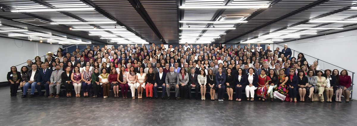 lopezobrador_'s tweet photo. En la reunión con diputados de MORENA recordamos con cariño al maestro Roger Aguilar Salazar, quien ganó en Merida pero la muerte le impidió tomar posesión. También hablamos de resistir a las tentaciones del poder y del compromiso de no mentir, no robar y no traicionar al pueblo. https://t.co/ZnRVccOdVN