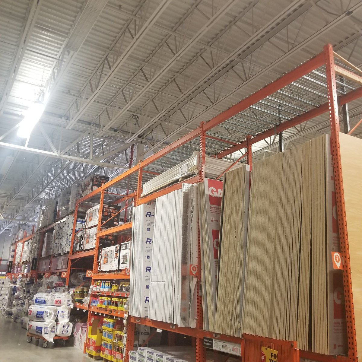 #SFLOHORG Great job team #6872 on the overhead organization. Day 3 is about to begin. #letdothis @wcork19 @JacobRobertsTHD @LeoT_homedepot