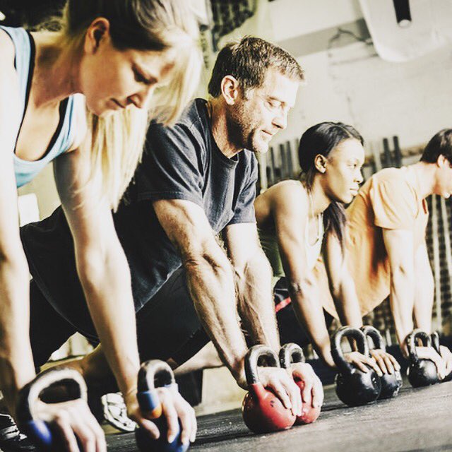 Рабочие тренировки. Кроссфитик групповые тренировки. Ghd кроссфит. Упражнения с канатом. Кроссфит фон.