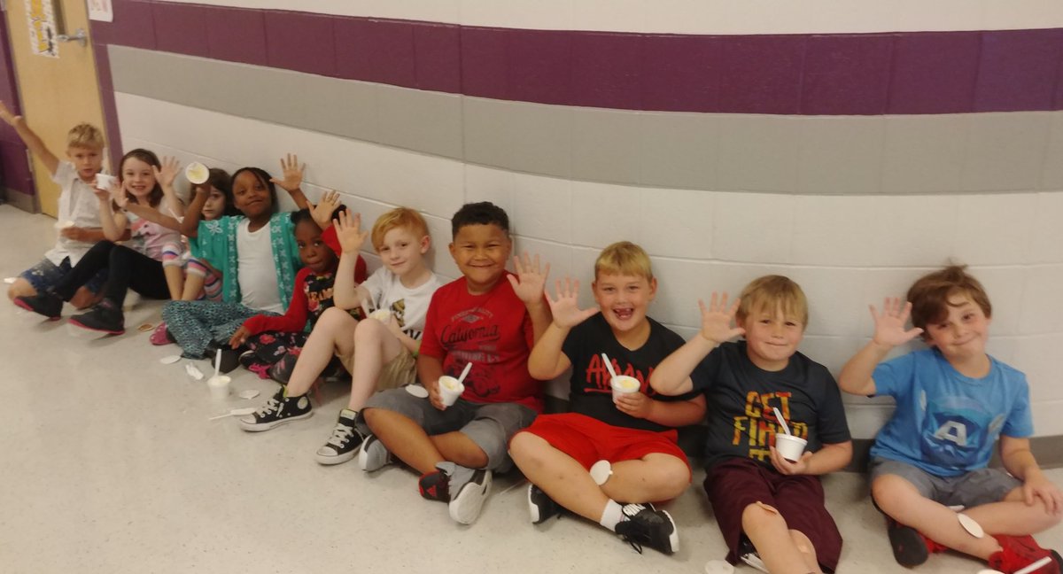CVESleaders's tweet photo. Crestview students celebrate a 5 on TVAAS with ice cream from Dr. Causey. #WeAreRCSTN #CVESleaders https://t.co/4bO3IJp5wH