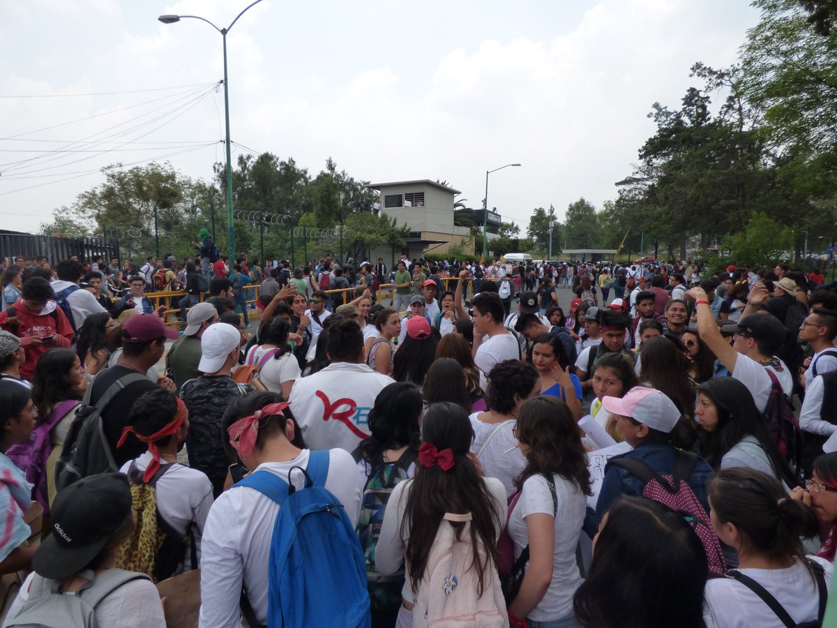 DanteDavila2's tweet photo. Espectacular la macha pacifica de la @UNAM_MX aquí algunas fotos del recorrido con el grito de poder estudiantil #NoSomosPorrosSomosEstudiantes #FueraPorrosDeLaUNAM  #NoticiasVeráces #Código1103 @FESAragonUNAM @fondo_forma  #DanteDeAlfemarte #LaFoto https://t.co/yZh9hbRkpj