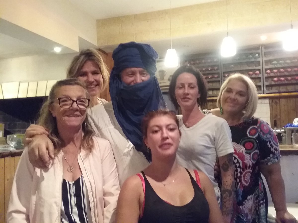 Soirée Anniversaire de Robert Le président des Anges de la rue avec son harem de bénévoles. Merci à tous ceux qui donnent de leur temps.