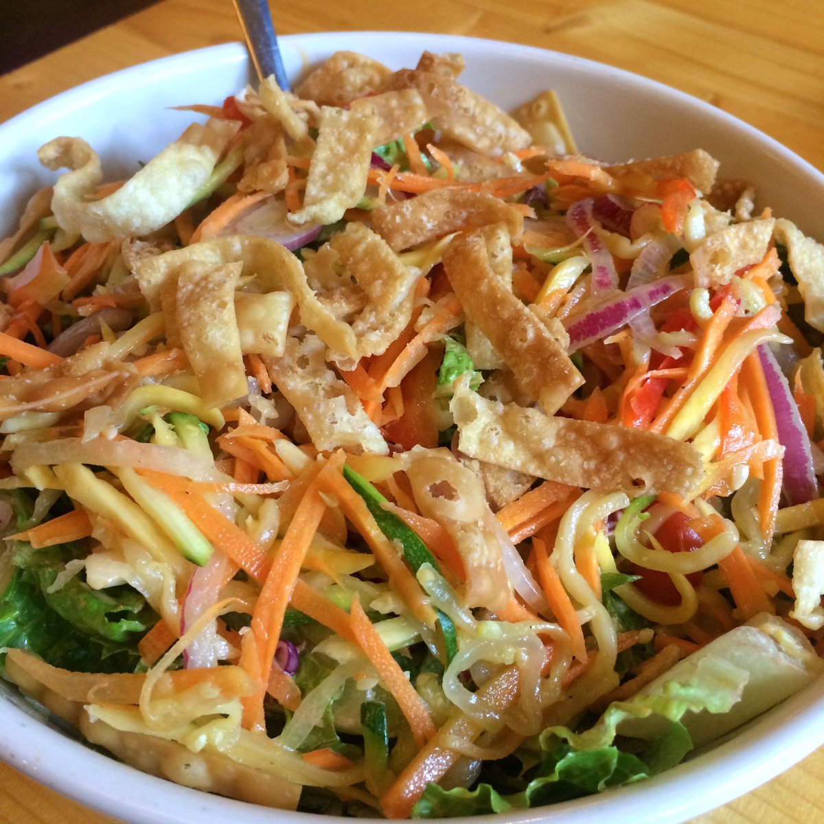 Time to reward one lucky follower with a week’s worth of our signature salads! Retweet this tweet and you’re entered to win! 
#ianspizza #WellnessWednesday