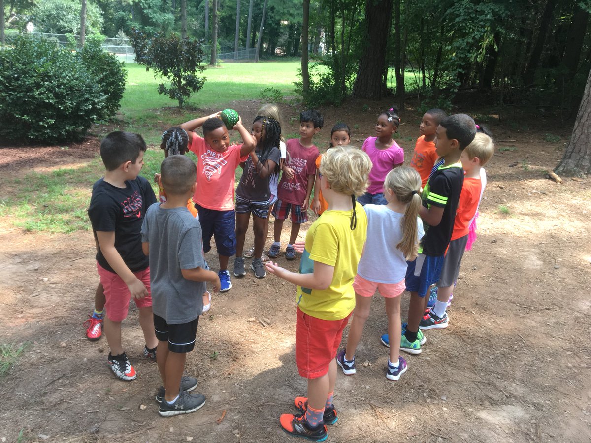 combs2nd's tweet photo. Combs2ndGators enjoying some outdoor education team building with Mr. Woodrum!🤝💚 @CombsCounseling @CombsCatchUp @campbell_kds https://t.co/8QbhxgPf4a
