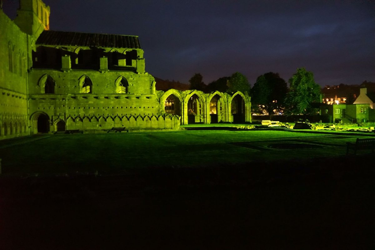 LesleyLogan19's tweet photo. This is truly special....Melrose Abbey supporting organ donation. Thanks to all involved especially the local donation committee @Dr_Cliff_Sharp @LizWaite22  #lightupfordonation @scotorgandonor #WeNeedEveryBody https://t.co/lgEuXeAFaB