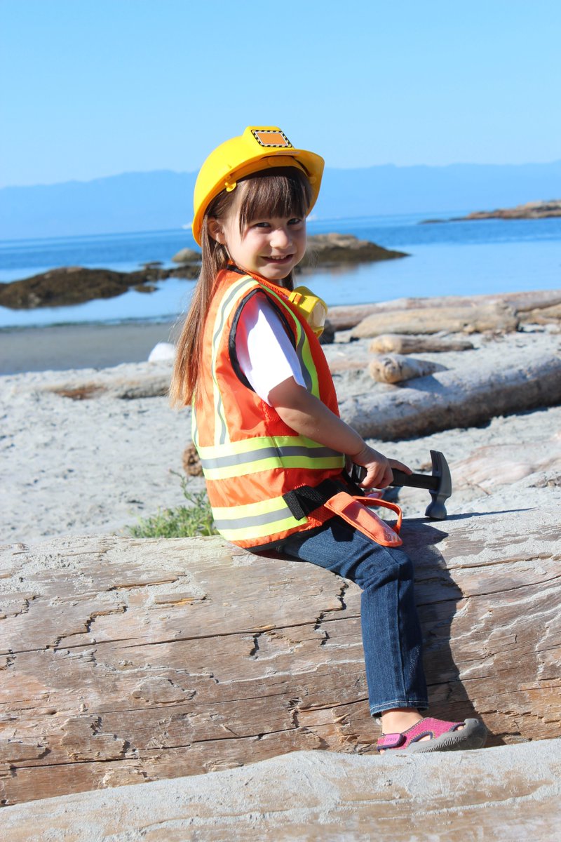 BCFerries's tweet photo. Upcycle your recyclables and #BuildTheCoast! Get your budding builders aged 5-12 to create their favourite ferry, terminal or BC landmark for a chance to WIN! https://t.co/jnEh8HBjqH #SeaForward #BCFerries ^eb https://t.co/RdE0B4AB1X