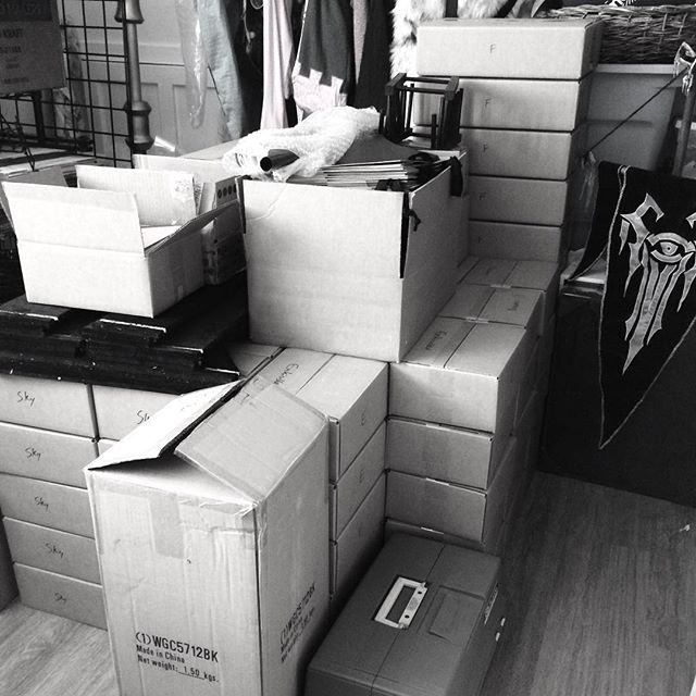 BadgerB_Studios's tweet photo. This is the giant stack of boxes and booth things all ready to get packed into the car for #rosecitycomiccon ! Eee!!!
.
.
.
#conventionprep #badgerburrowdreamboxes #conventionbooth #ihopethisfits https://t.co/cgjWnCLL4l https://t.co/SU0Ad3Ttyx