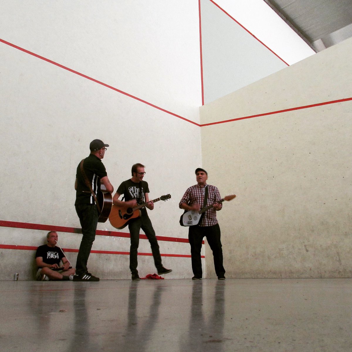 Brighton64bcn's tweet photo. Brighton 64 con Javier Sun en el Jai alai de Olite 6 de septiembre 2015 #brighton64 #javiersun #olite #navarra #2015 https://t.co/lBgy3ipkm6