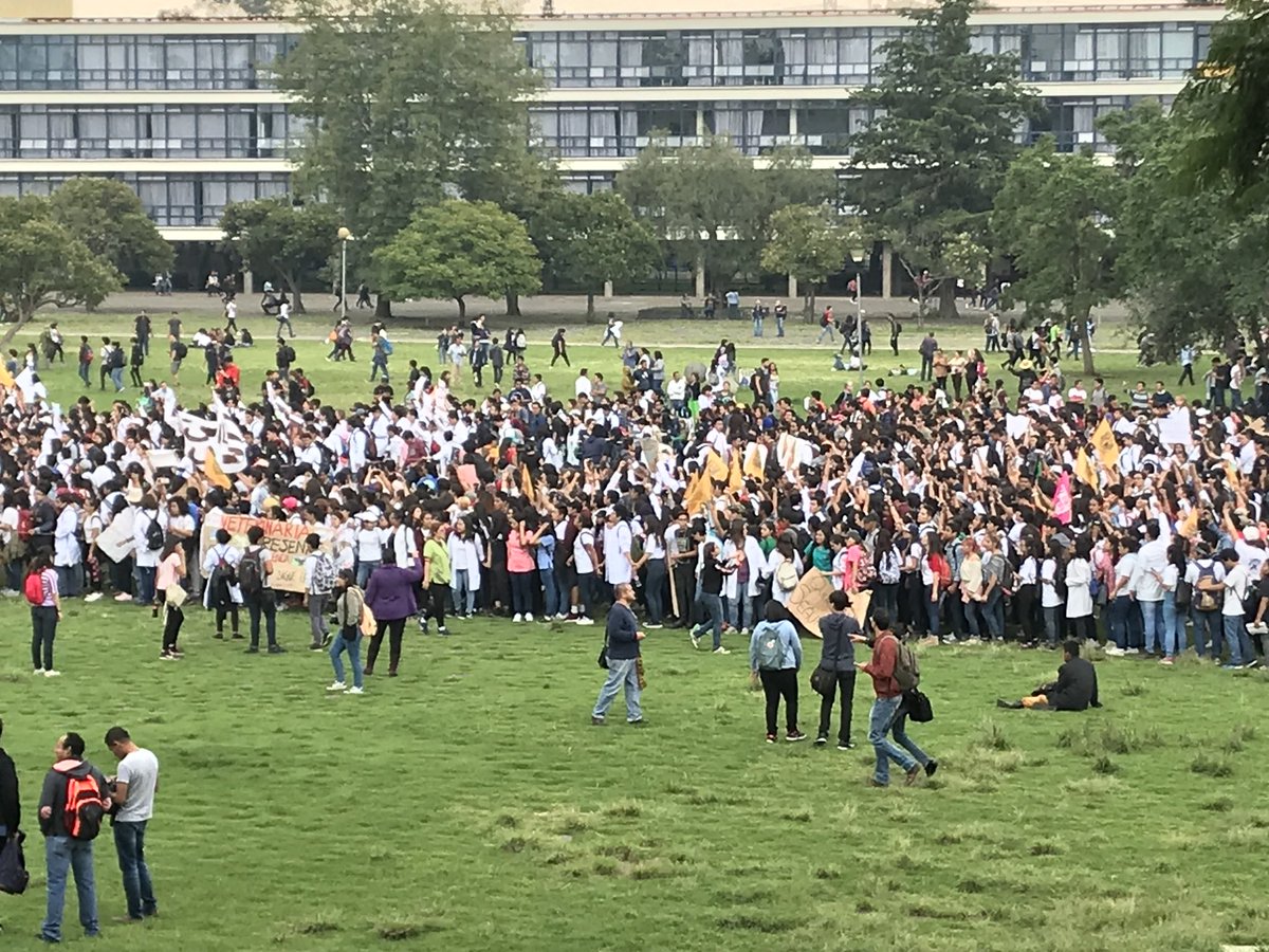 MauricioreynaL's tweet photo. La participación ciudadana con base en un diálogo deliberativo entre las partes, instrumenta la  solución de los conflictos sociales; en cambio la violencia los entorpece. Ejemplo de civilidad en la @UNAM_MX el día de hoy. Pronta respuesta https://t.co/tkcouiy8cL https://t.co/PfPksglHZD