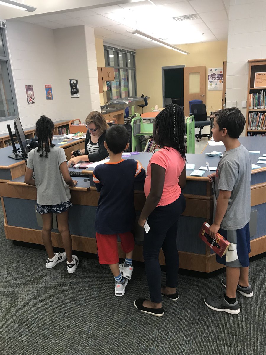 RhoadsToLibrary's tweet image. Book checkout off to a great start! #futurereadylibrary #booklove #loveyourlibrary #backtoschool