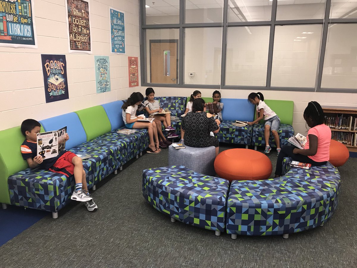 RhoadsToLibrary's tweet image. Book checkout off to a great start! #futurereadylibrary #booklove #loveyourlibrary #backtoschool