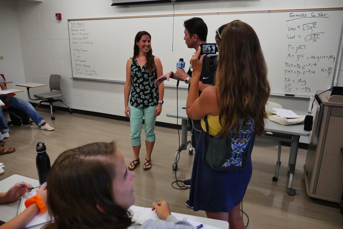 uhmanoa's tweet photo. 👏 Mahalo to @JustinCruzNEWS (@KHONnews) for stopping by to thank Dr. Alison Nugent at @SOESTnews for her six-hour on-air contribution during #HurricaneLane! https://t.co/vtTCVPiTjU