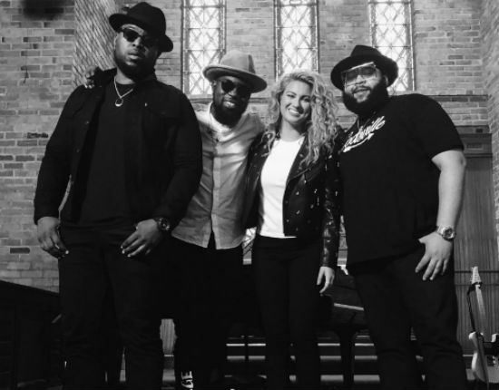 SoulBounce's tweet photo. WATCH: @torikelly &amp; @thehamiltonesnc ‘Help Us To Love’ In Live Performance Visual ⛪️ https://t.co/vdtLVT0eY7 #ToriKelly #TheHamiltones #HelpUsToLove #SoulBounce #music https://t.co/U6KQh33Jjm
