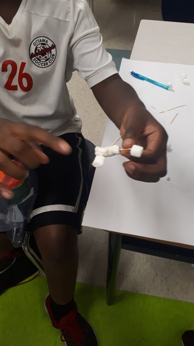 MmeIsabelleD's tweet image. #succès = Quand tu combines un remue-méninges, de la géométrie et une activité brise-glace pour apprendre à connaître tes élèves!! #élèvesengagés #poutine @steannececce