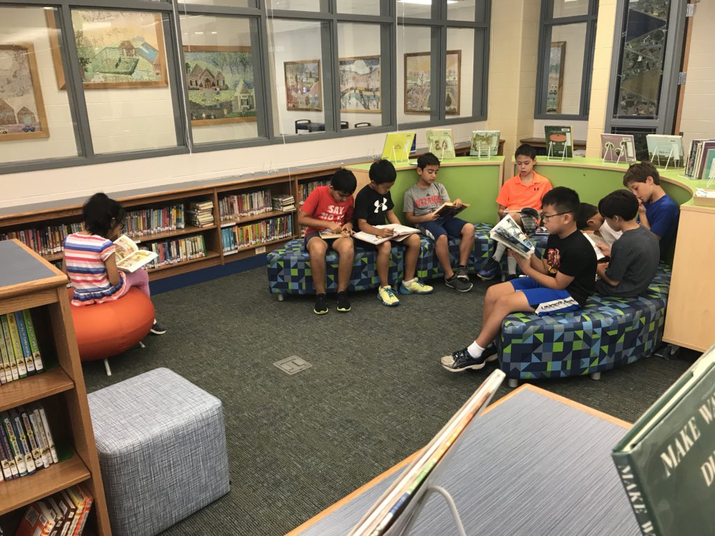 RhoadsToLibrary's tweet image. Book checkout off to a great start! #futurereadylibrary #booklove #loveyourlibrary #backtoschool