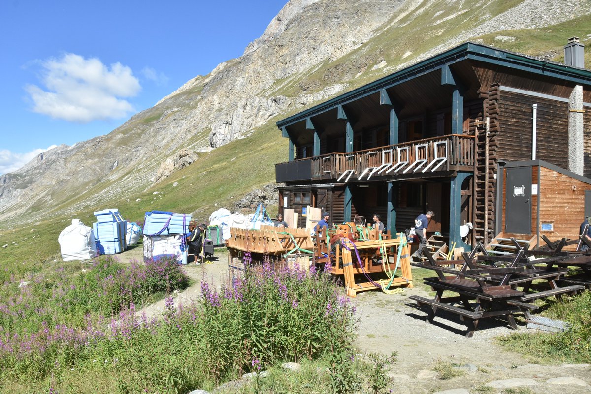 Ça y est c'est fini: le refuge de Prariond est bien fermé, vidé, évacué😢.  Maintenant patience en attendant sa réouverture au printemps 2020.😉