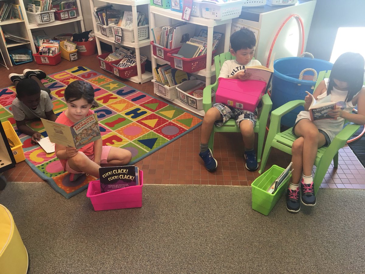 MayneElizabeth's tweet photo. Just a little light reading in room 5! These kids love their books! 📚 
#buildingstamina
@HamiltonHawks82 https://t.co/X6eW3atSvB