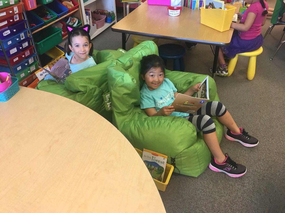 MayneElizabeth's tweet photo. Just a little light reading in room 5! These kids love their books! 📚 
#buildingstamina
@HamiltonHawks82 https://t.co/X6eW3atSvB