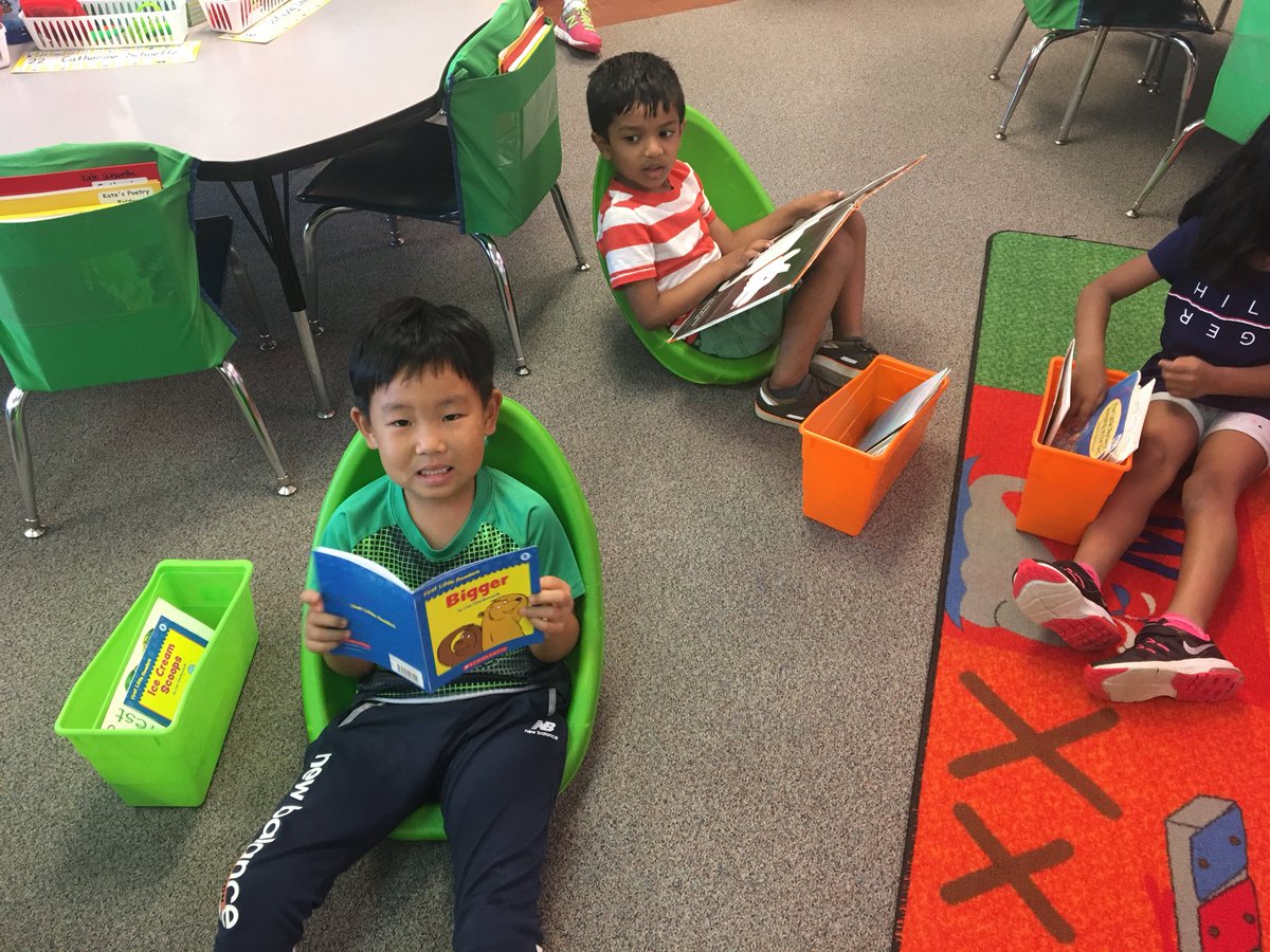 MayneElizabeth's tweet photo. Just a little light reading in room 5! These kids love their books! 📚 
#buildingstamina
@HamiltonHawks82 https://t.co/X6eW3atSvB