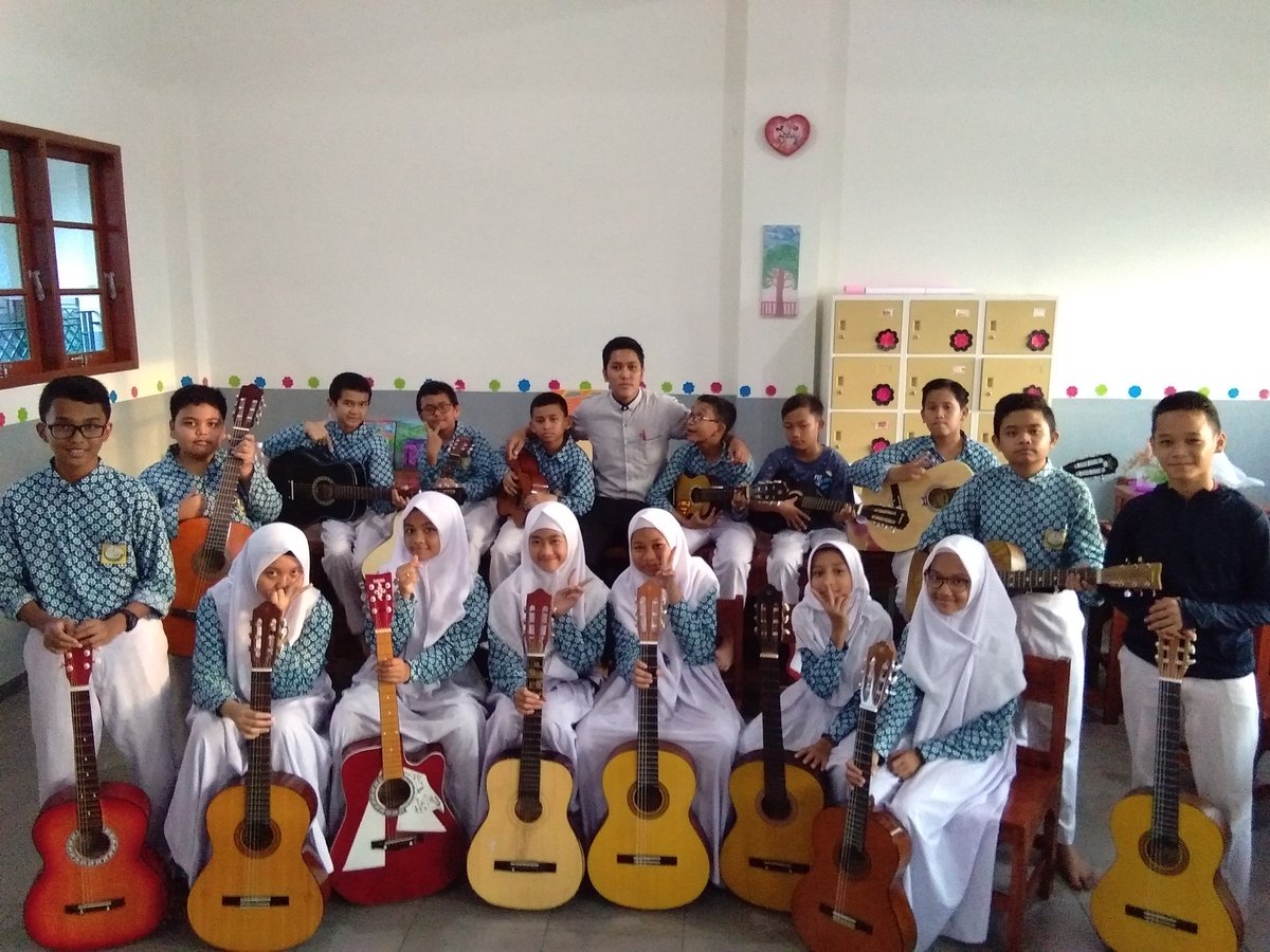 RebelsDubDx's tweet photo. Al-Amjad Guitar Club 🎸😉 https://t.co/XmBvqLswCS
