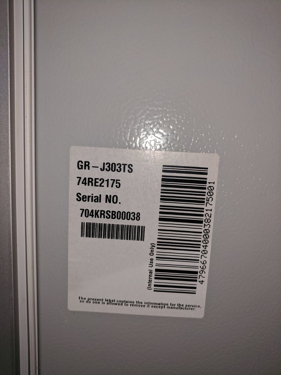 저녁 먹던 어린이가 갑자기 "엄마! 이 냉장고엔 씨리얼을 넣으면 안돼요" 라고 해서 얼떨결에 냉장고 안에 있던 씨리얼을 꺼내고 "왜?" 하고 물어보니 손가락으로 가리킨 곳에 "씨리얼 노"라고 진짜 써 있음. ㅋㅋ