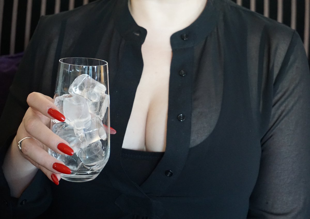 So I finally figured out a solution to that ice problem... 😎#dommelife <a href="/OliverCromwel20/">Oliver Cromwell</a> #travelphotography #Mistress #NYC #BDSM #fetish #worship #manicure #IceCube