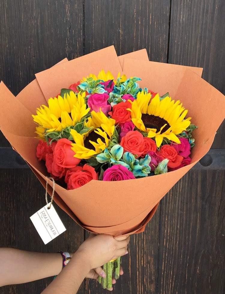 ggisselleg_'s tweet photo. this is honestly the prettiest bouquet i’ve ever seen😭😍 https://t.co/4sFpvclXsd