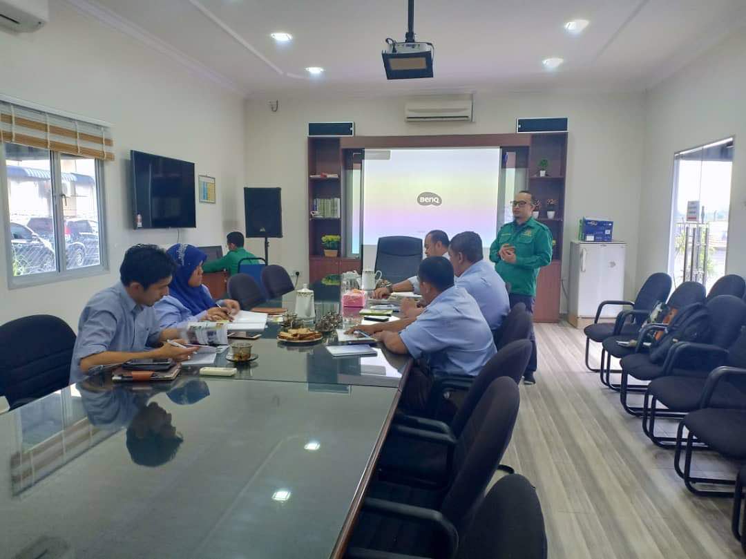 Roadcare_Safety's tweet photo. Bengkel Penyelia Keselamatan Dan Kesihatan Pekerja (Osh Coordinator) Sektor Perkhidmatan Peringkat Negeri Terengganu 2018 Dan Audit Dari Pihak DOSH Berlansung Pada 5 September 2018 Bertempat di @Roadcare_K_Trg.
#teamroadcare
#safetyalwaysfirst
@Roadcare_Msia
@Roadcare_Safety https://t.co/GNdQhj6NKE
